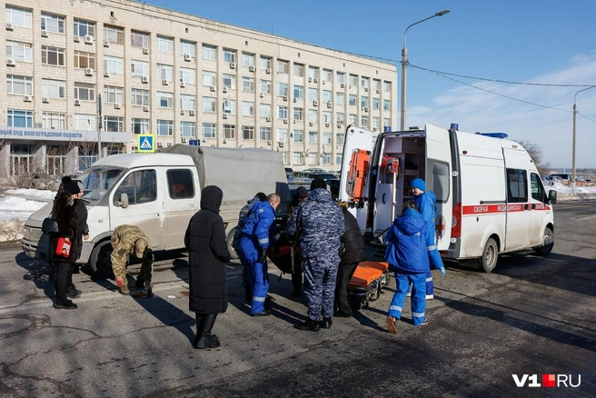 Пострадавшую забрали в карету скорой помощи на носилках | Источник: Алексей Волхонский / V1.RU