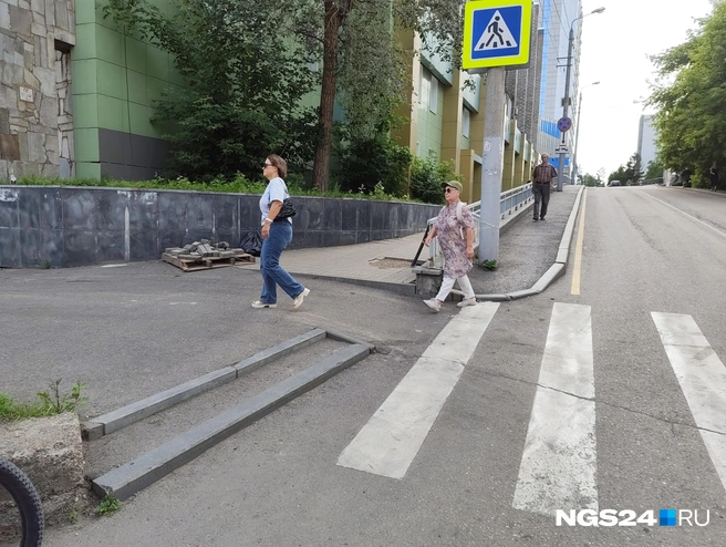 Узенький тротуарчик появляется только у самого здания ФМБА | Источник: Геннадий Денисов / NGS24.RU