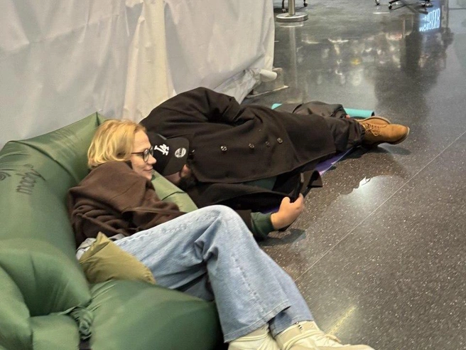 Пассажиры разместились на полу в ожидании своих рейсов. | Источник: читатель Е1.RU