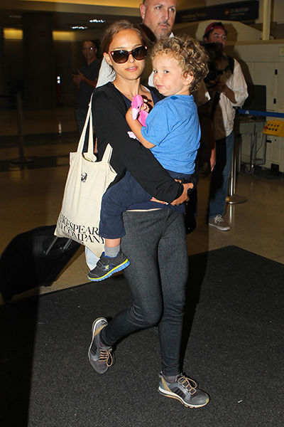 Стиль звезд: Натали Портман с сыном в аэропорту