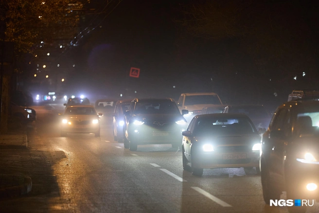 Поливать улицы можно только днем при плюсовой температуре, чтобы не допустить образования гололеда | Источник: Александр Ощепков / NGS.RU