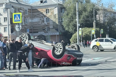 В Челябинске в ДТП с переворотом пострадали водитель и пассажир Chery