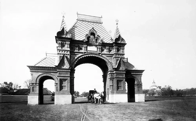 Царские ворота (Триумфальная арка), 1888 год. Перекресток улиц Седина и Мира (тогда&nbsp;— Екатеринодарской и Котляревского). Арка была возведена специально к приезду императора. В конце 1920-х арку разрушили. Ее восстановили уже в 2009-м на улице Красной. | Источник: myekaterinodar.ru