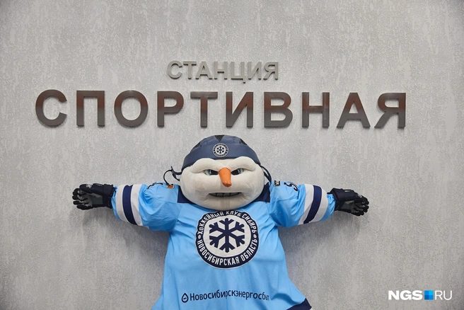 Главной звездой праздника стал Снеговик, который развлекал первых пассажиров на вверенной ему станции метро | Источник: Александр Ощепков / NGS.RU