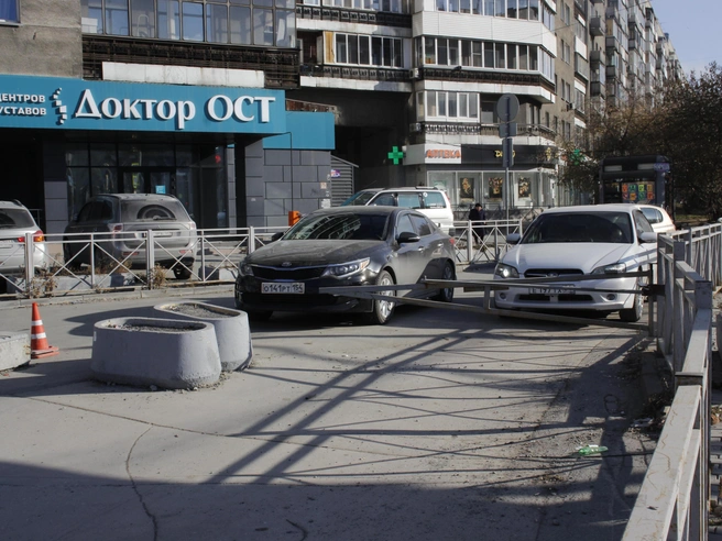 Въезд временно перекрыт с помощью временных ограждений.