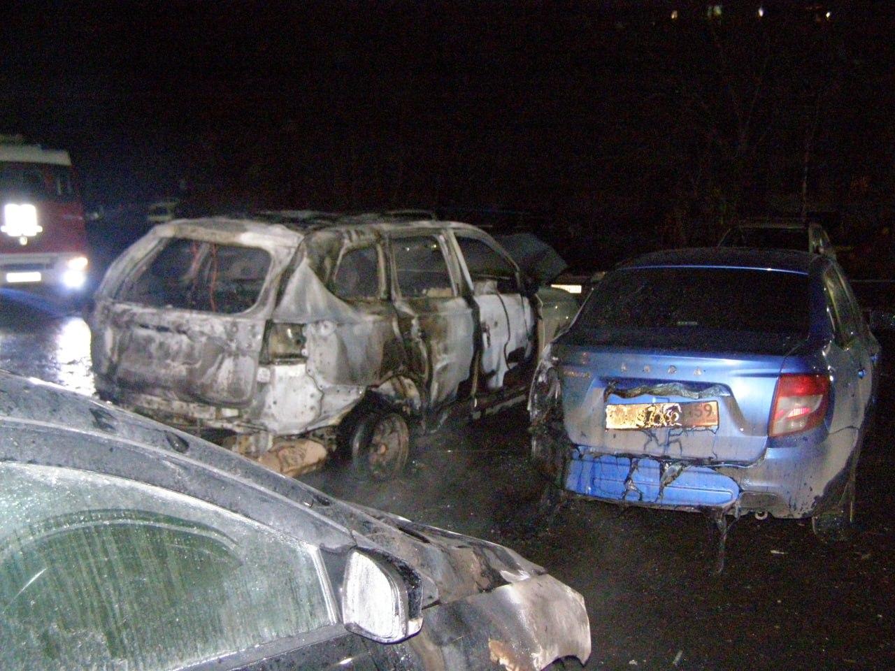 Не справился с эмоциями: в Перми экс-полицейский поджег машину бывшей загорелись пять соседних авто