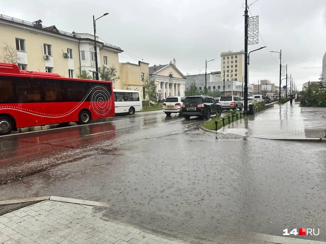 По Ленина тротуар тоже утонул | Источник: Илья Константинов / 14.RU