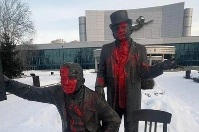 Памятник братьям Люмьер в Екатеринбурге облили краской