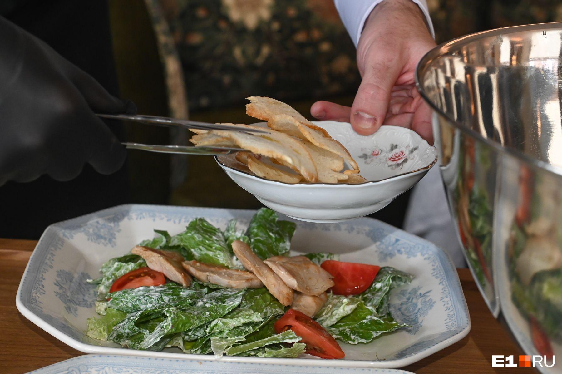 Все будут просить добавки: три необычных и простых рецепта новогодних салатов