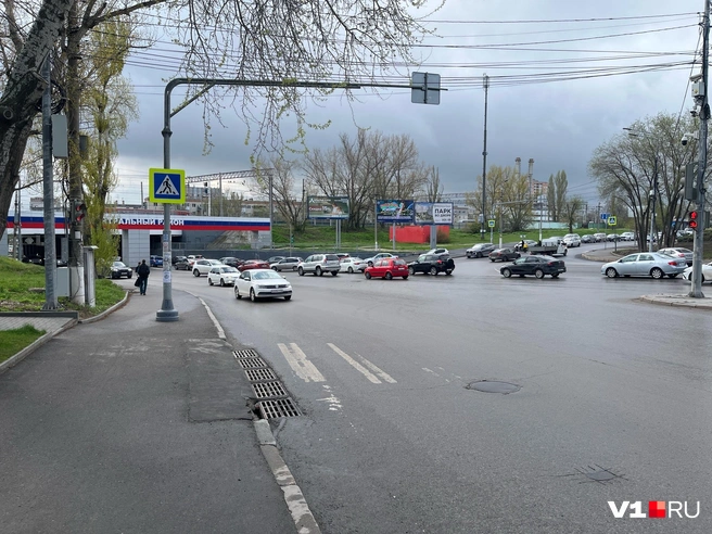 Пробка тянется с самого въезда в Центральный район | Источник: читатель V1.RU