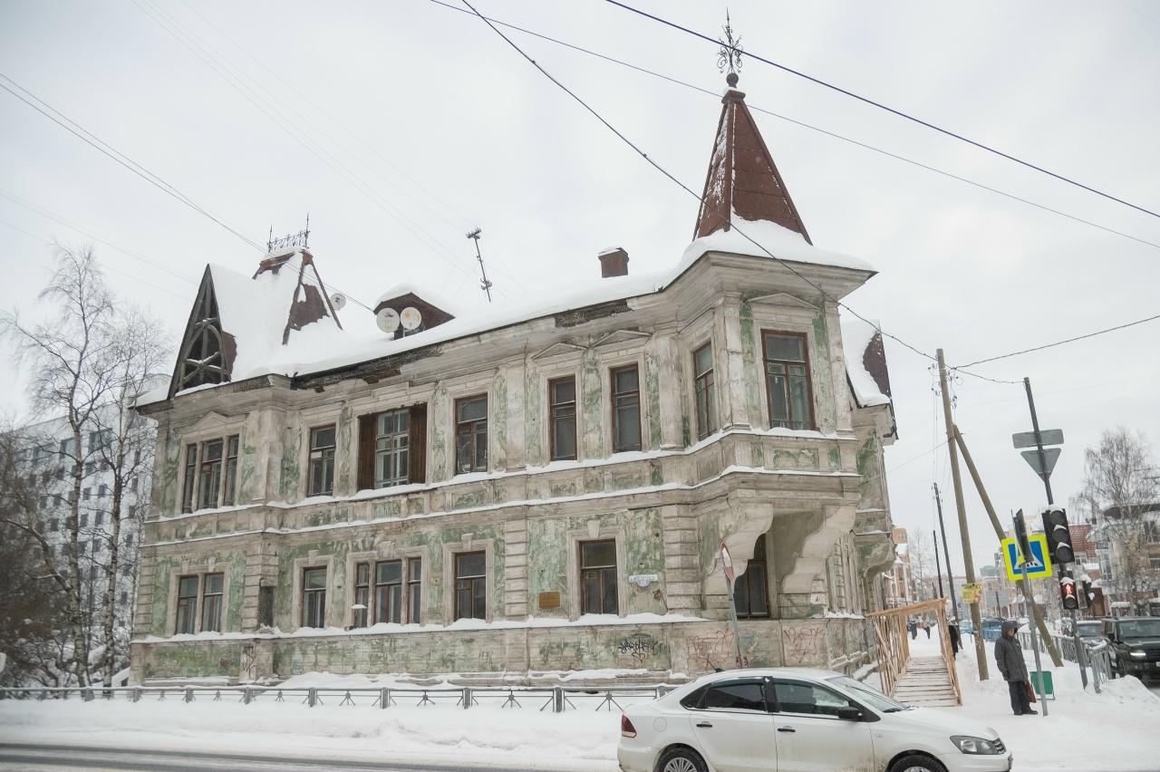 Собираются сносить? У заброшенного дома Калинина в Архангельске появились ограждения