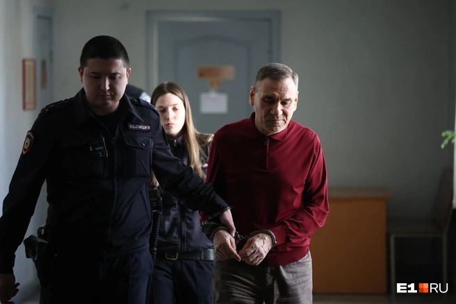 Гайсина увели в наручниках | Источник: Владислав Лоншаков // Е1.RU