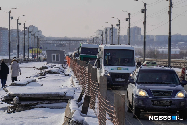 Мост у Телецентра начали ремонтировать в прошлом году  | Источник: Евгений Софийчук / NGS55.RU