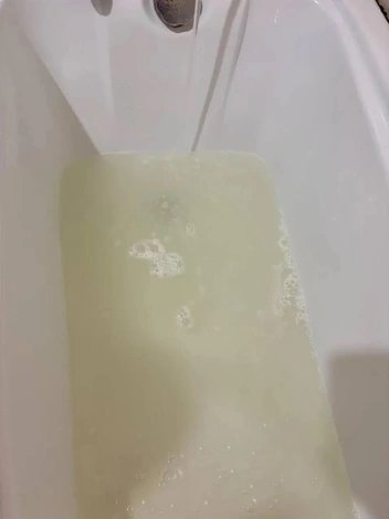 На непонятную пену, которая образуется на воде, жаловались жители нескольких районов города | Источник: Читатель 72.RU