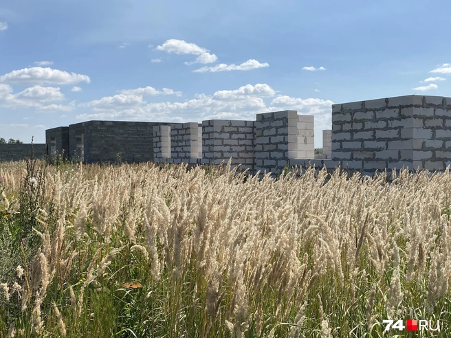 Остальные дома на улице не продали, потому что выяснилась описанная выше проблема. Некоторые здания даже не стали достраивать | Источник: Виталий Гущинский