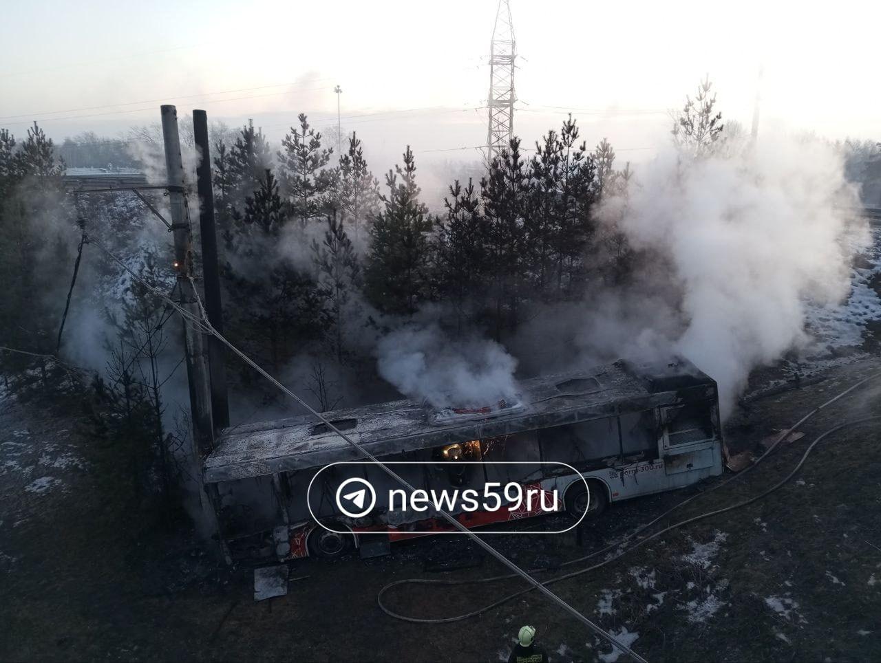 В загоревшемся под Красавинским мостом автобусе пострадали три человека