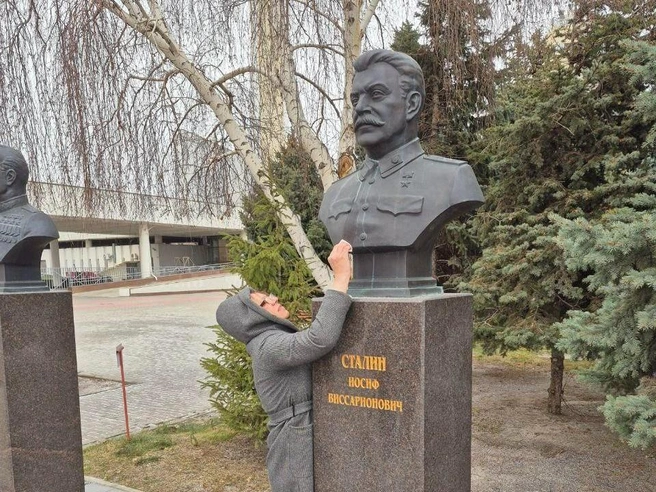 Вид испачканных пометом бюстов вызвал шок у посетителей, чтящих советских руководителей. | Источник: читатели V1.RU