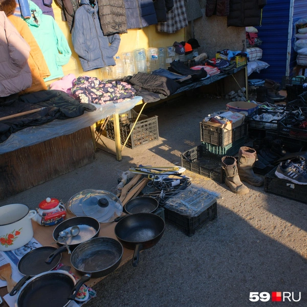 Здесь и лысьвенская посуда, и от Tefal | Источник: Тимофей Калмаков / 59.RU