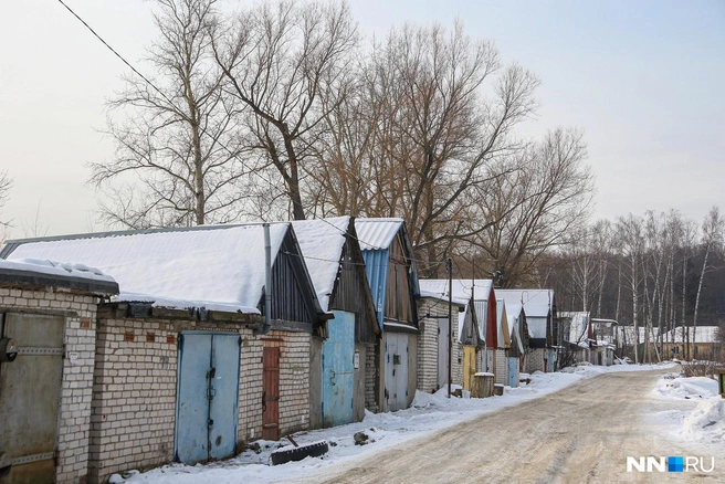 В поселке несколько подобный рядов гаражей | Источник: Наталья Бурухина / NN.RU