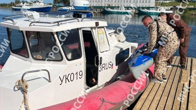 Дмитрий говорит про синюю байдарку, которую привезли вместе с найденными участниками экспедиции | Источник: МЧС России
