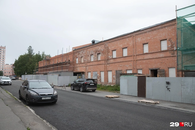 Рядом с восстанавливаемым кинотеатром сохранилось еще одно здание | Источник: Иван Митюшёв / 29.RU