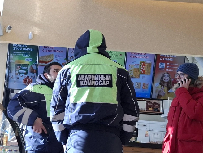Водители, причастные к ДТП, предпочли обсудить детали происшествия в помещении кафе. | Источник: Тимофей Крылов / V1.RU