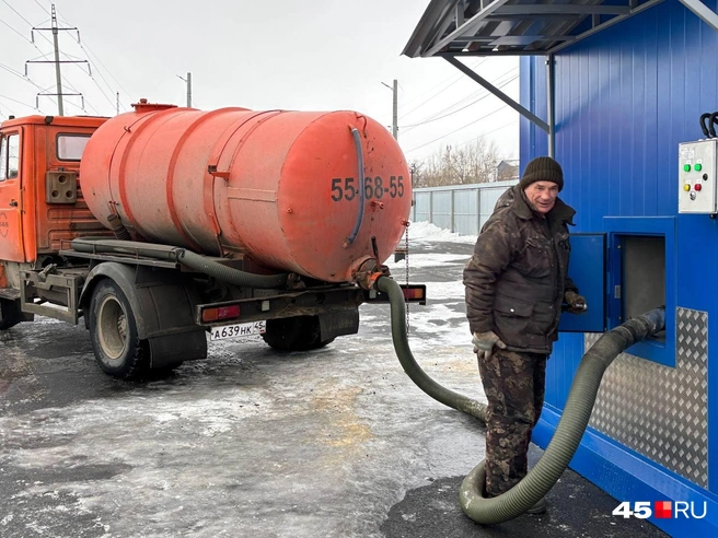 Водители ассенизаторских машин уже начали приезжать на новую точку | Источник: Кирилл Митин / 45.RU