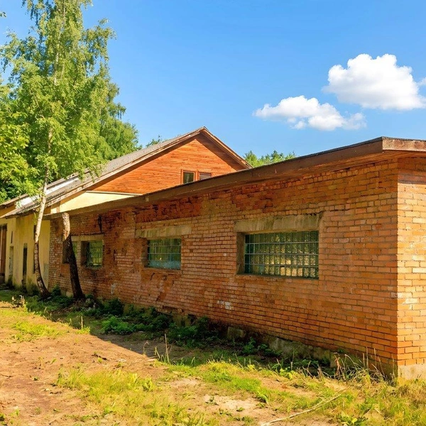 Также на территории есть гараж | Источник: РАД Электронные закупки / catalog.lot-online.ru
