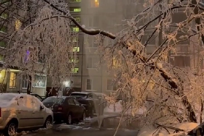 Водяной фонтан ударил на проспекте Луначарского