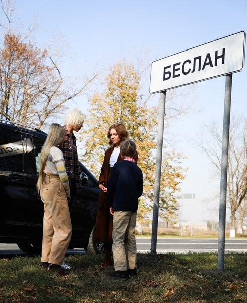 Наталья Водянова привезла детей в Беслан, чтобы пройтись по местам страшных событий