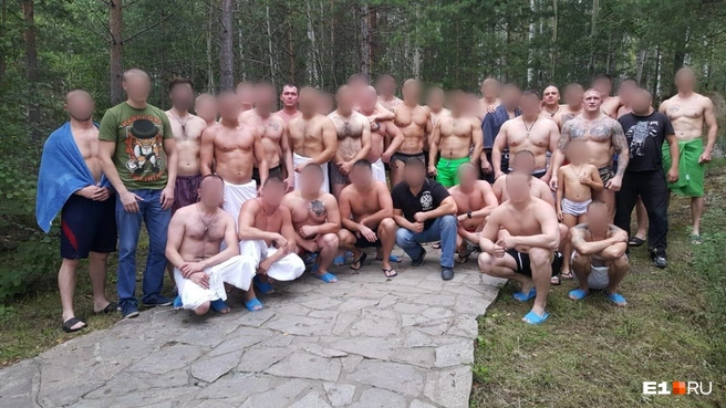 Нефедов, Агафонов (в центре) и Коротков. У остальных людей на этом фото мы закрыли лица | Источник: читатель E1.RU