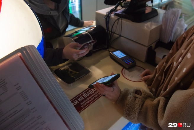 Как проверяли QR-коды в общепитах в первый день ограничений, смотрите в этом репортаже | Источник: Иван Митюшёв