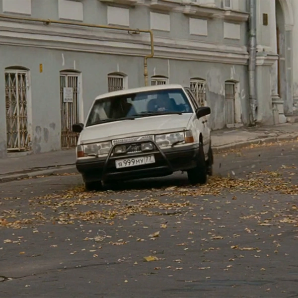«Брат-2»: Volvo 945Вообще-то в 1999 году, в котором происходит действие фильма, Volvo-945 в России считался крутейшей тачкой. И то, что это универсал, никого не смущало: марка Volvo в табеле о рангах стояла вровень с «бэхами» и «меринами». К тому же в этом кино на Volvo 945 стоит кенгурятник, а это +100 очков к крутизне по тогдашним понятиям. Но сейчас шведский «сарай» в кадре смотрится не очень по-боевому. По крайней мере, пока брат Данилы не начинает стрелять через окно пятой двери из пулемета «Максим».