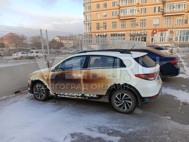 Пламя задело и соседний автомобиль | Источник: читатели V1.RU
