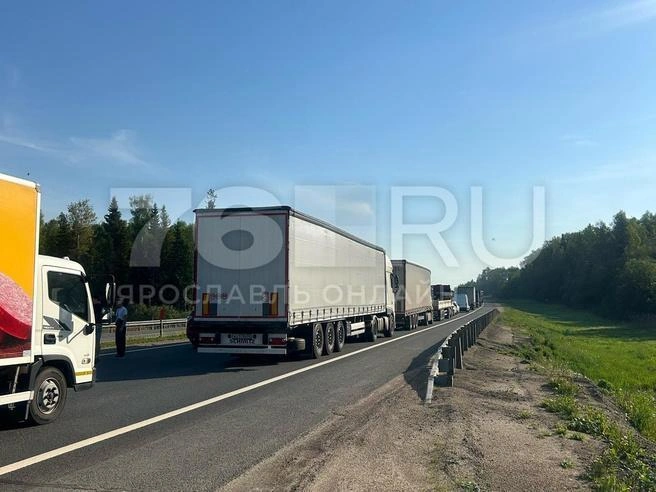 Из-за атаки БПЛА 19 мая 2026 года на трассе М-8 в сторону Ярославля собралась большая пробка. | Источник: Екатерина Тарыгина / 76.RU