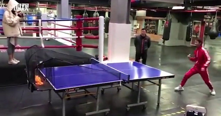 Китаец поставил мировой рекорд игры в пинг-понг нунчаками (видео)