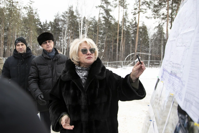 Анастасия Семенова показала на плане, где будут располагаться главные точки притяжения учеников | Источник: Юлия Ефимова