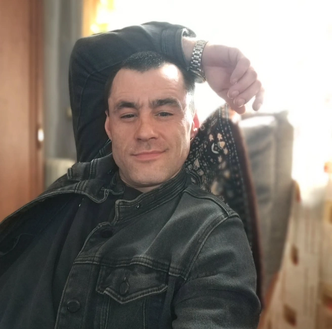 «Полностью изолировали от внешнего мира»: приморский «человек-паук» заявил, что его насильно удерживают в психбольнице | Источник: artem88421 / Instagram*