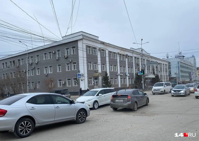 Именно здесь регулярно появляются ухабы. Их заделывают каждый год. Дорога потом проваливается внутрь. Автомобилисты в итоге «кланяются» друг другу, и нередко тут случаются ДТП | Источник: Надежда Ефимова / 14.RU