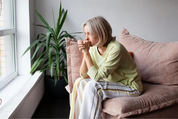 «Отец умер, так и не вспомнив обо мне»: что делать, если один из родителей не признает ваше существование, — история читательницы и мнение психолога