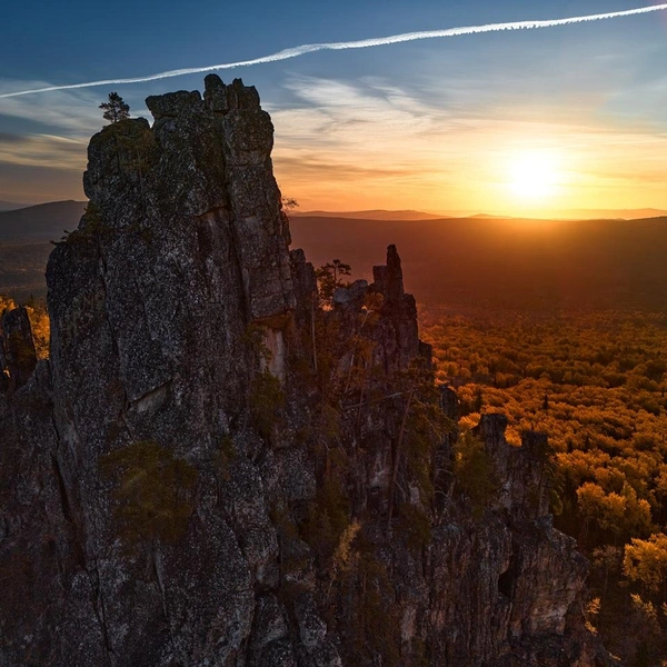 Он известен своими уникальными скалами, напоминающими зубцы, и живописным скальным цирком | Источник: Сергей Коршилов / Вконтакте