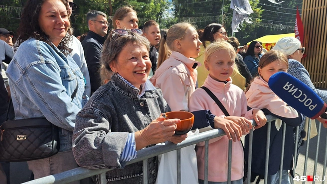 Счастливая обладательница порции ухи от главы | Источник: Александр Лисихин /45.RU 