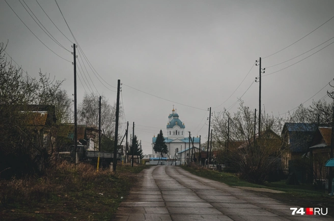 Вид на церковь с этой стороны поселка самый контрастный | Источник: Виталий Гущинский