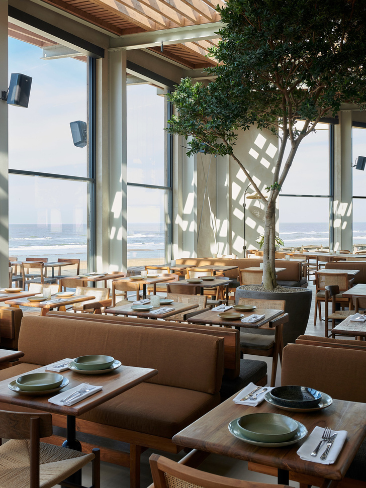 Уютный ресторан с видом на море (фото 2)