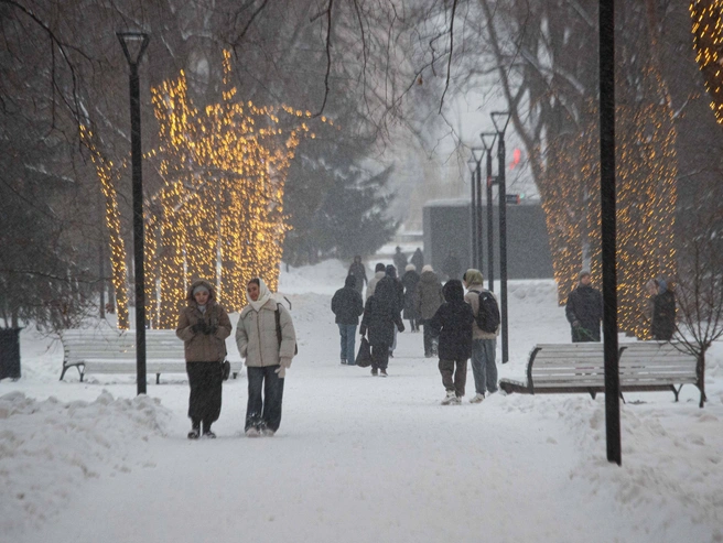 Люди продолжали гулять, игнорируя непогоду | Источник: Андрей Бортко / NGS.RU