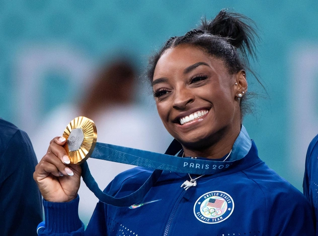 Бриллиантовая коза: шестикратная олимпийская чемпионка Симона Байлз показала украшение-талисман