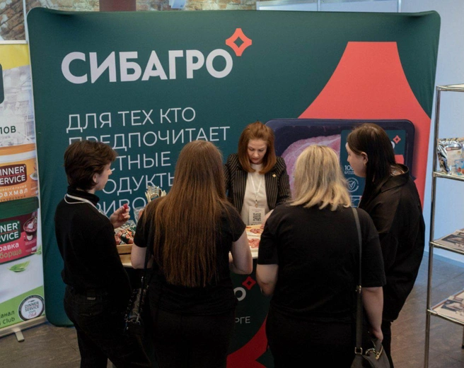 Стенд с продукцией компании привлек гостей  | Источник: «Сибагро»