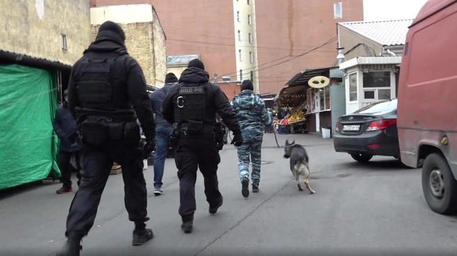 С Сенного рынка увезли мигрантов-нарушителей. Итоги полицейского рейда | Источник: пресс-служба ГУ МВД России по Санкт-Петербургу и Ленинградской области