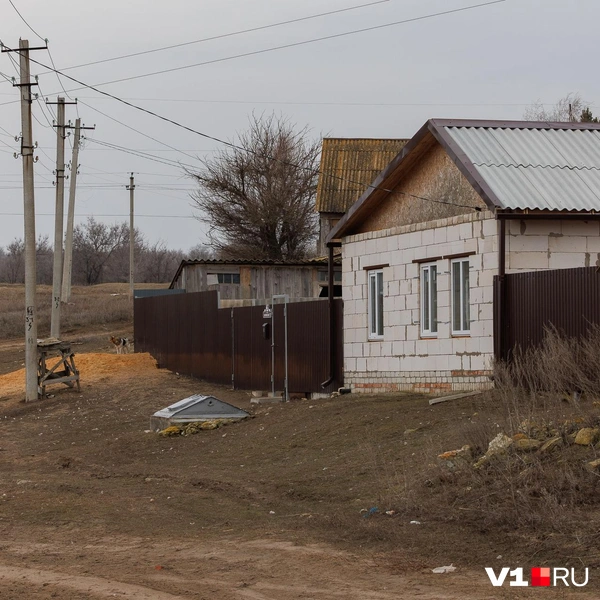 Соседние с участком жертвы дома почти полностью разрушены | Источник: Алексей Волхонский / V1.RU