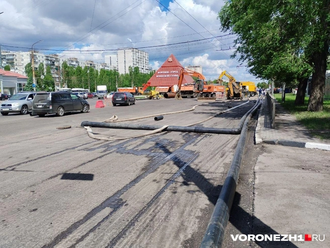 По обочине там смонтировали временный трубопровод. По нему стоки попадают в канализацию, минуя аварийный участок  | Источник: Дмитрий Волгин / Voronezh1.ru